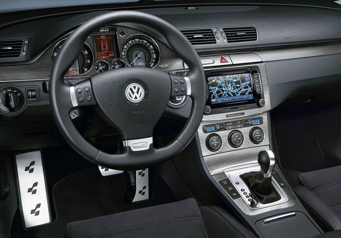 volkswagen-passat-r36-interior