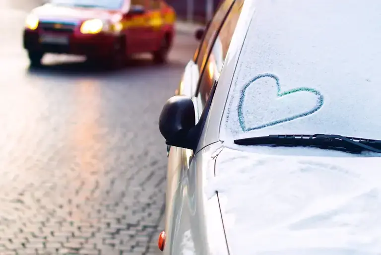 cuore disegnato su parabrezza congelato