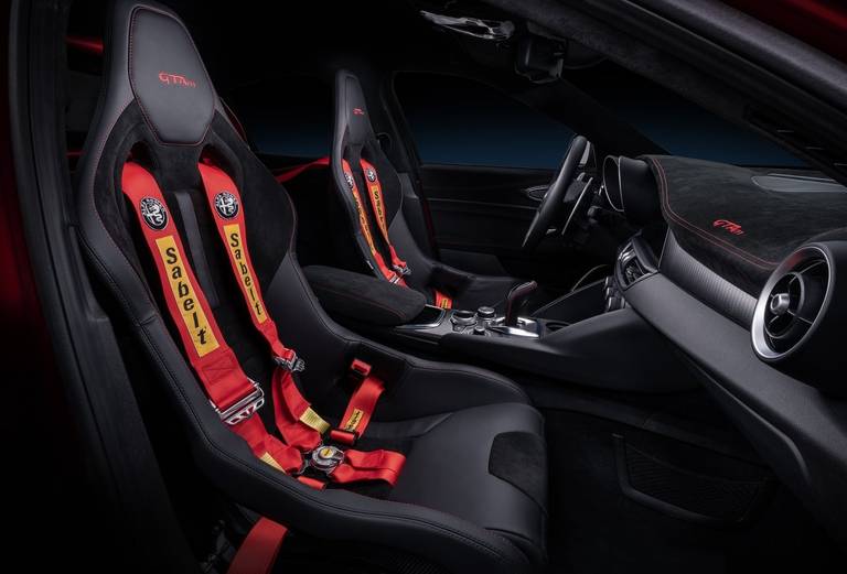 alfa-romeo-giulia-gta-seats