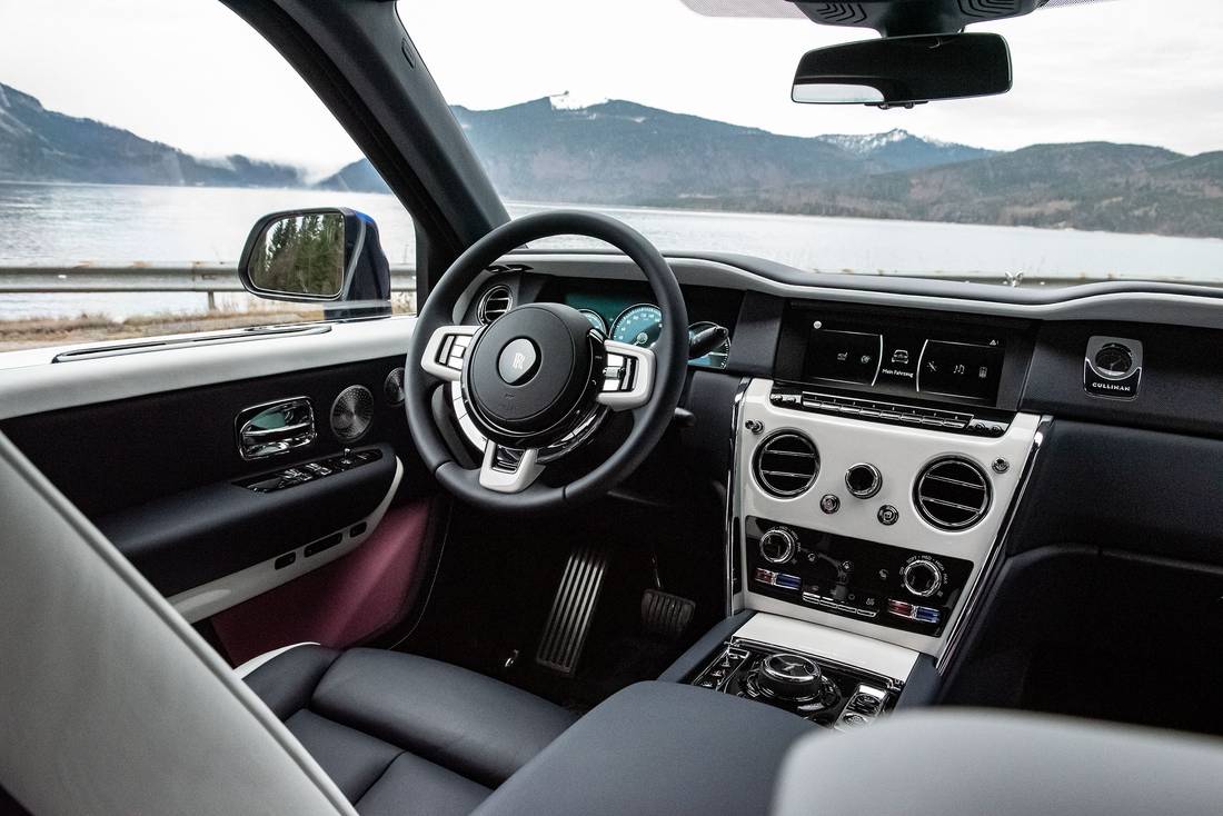 Rolls-Royce-Cullinan-Cockpit