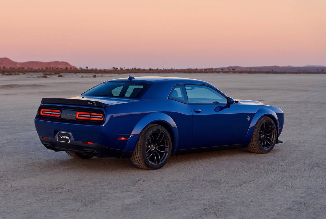 dodge-challenger-srt-hellcat-back