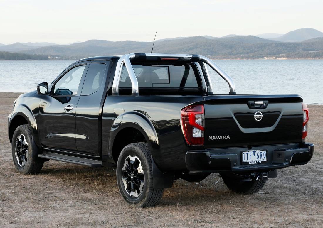 nissan-navara-back