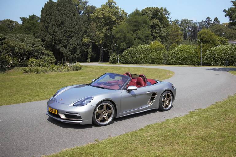  Mentre le Porsche 911 Cabrio o Targa appartengono ai grandi classici, dalla metà degli anni '90 c'è una nuova serie di roadster entry-level con la Boxster.