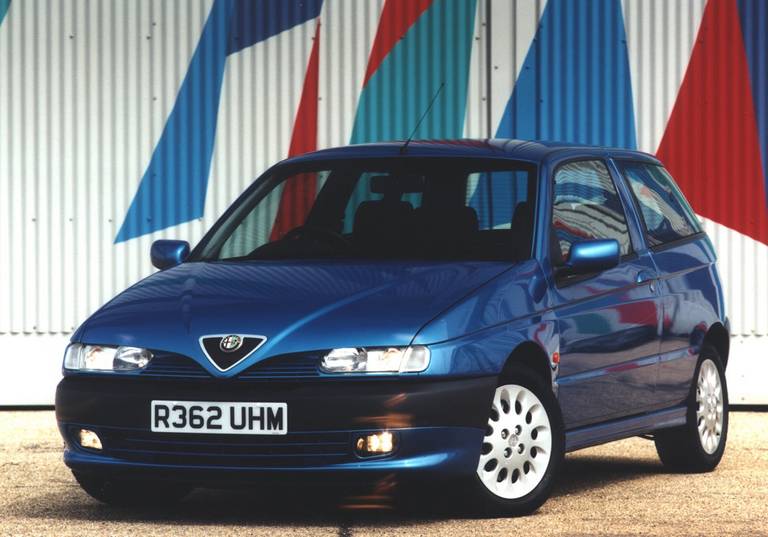 Alfa Romeo 145: dimensioni, interni, motori, prezzi e concorrenti