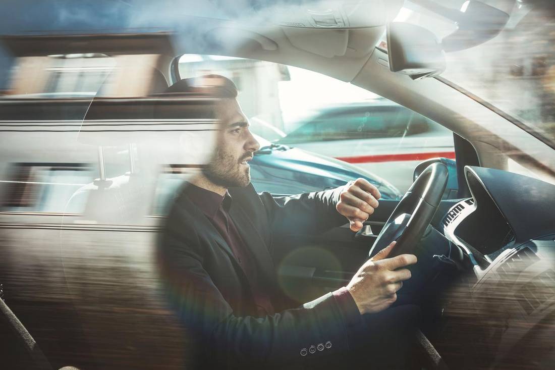 Mann hinter Steuer in Strassenverkehr