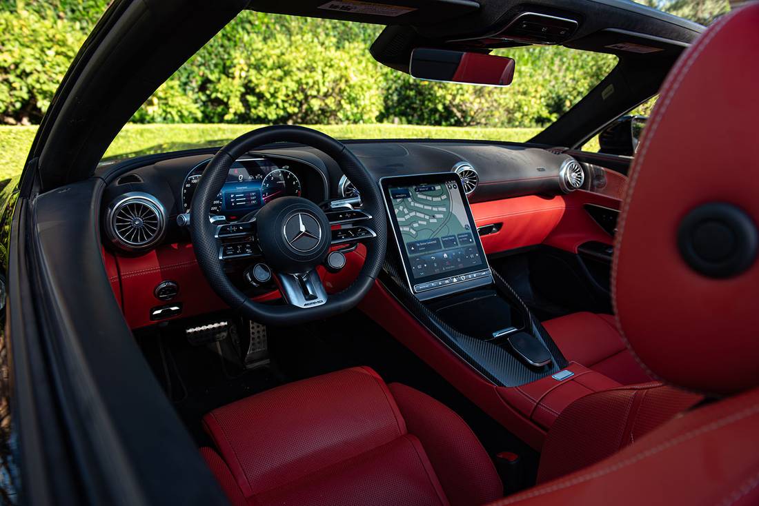 mercedes-amg-sl63-2025-cockpit