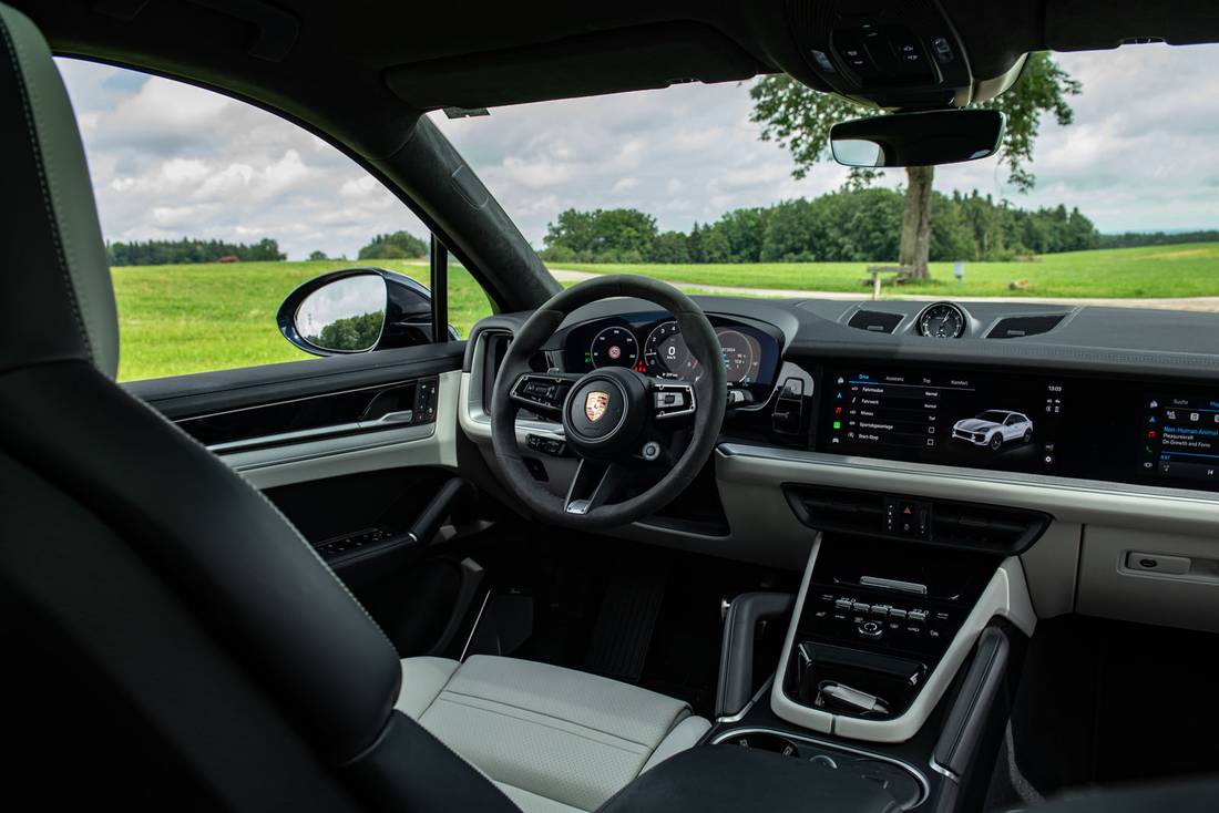 porsche-cayenne-gts-coupe-2024-cockpit