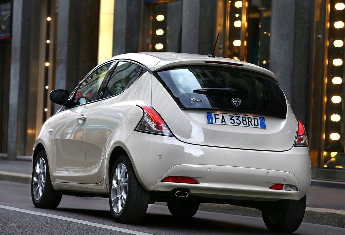 lancia-ypsilon-back