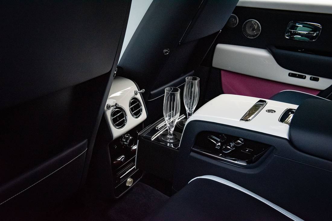 Rolls-Royce-Cullinan-Rearseats