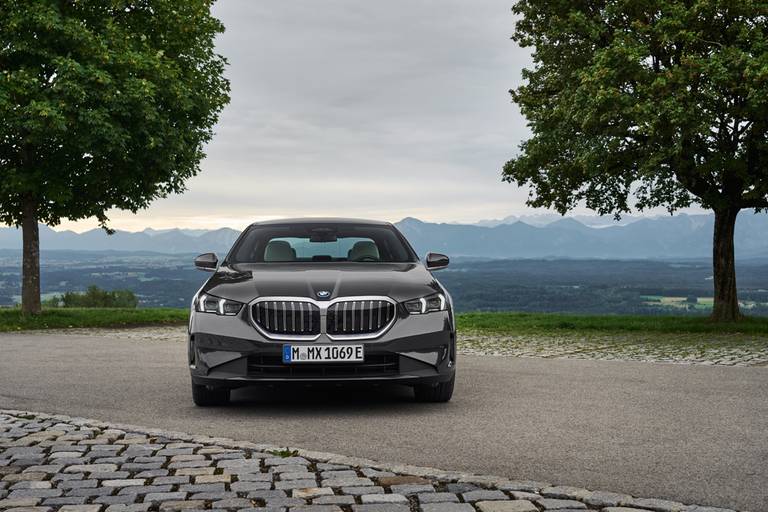 nuova-bmw-530e-front