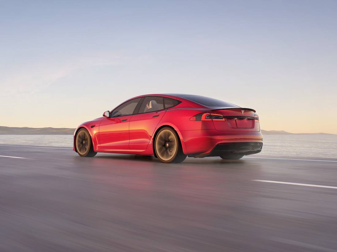 Tesla Model S Plaid (2022) rijdend, achteraanzicht