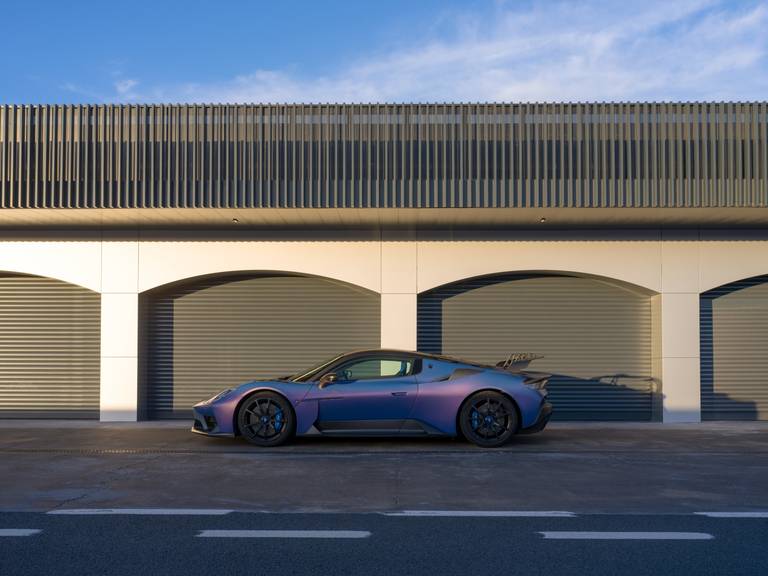 Small-25863-09-maserati-gt2-stradale-at-ascari-circuit (1)