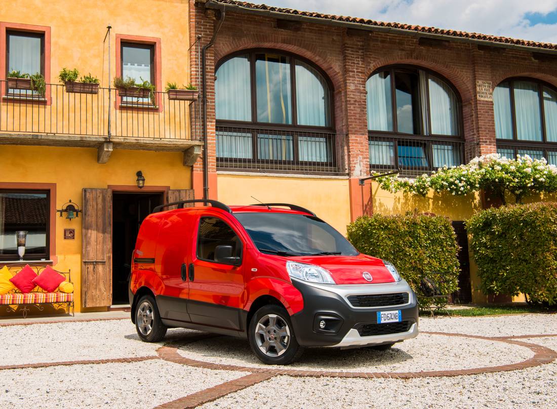 fiat-fiorino-red-side